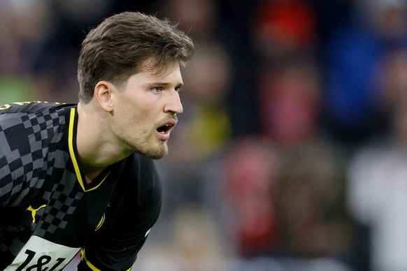 epa10554199 Dortmund&#039;s goalkeeper Gregor Kobel reacts during the German Bundesliga soccer match between FC Bayern Munich and Borussia Dortmund in Munich, Germany, 01 April 2023. EPA/RONALD WITTEK ...