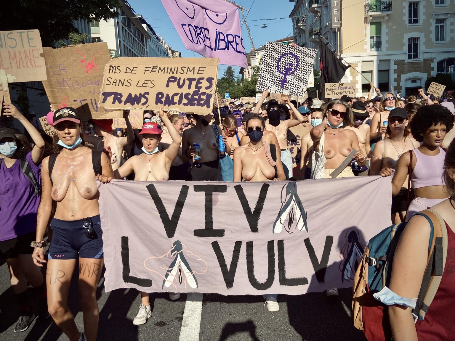 Ce lundi à Lausanne, elles étaient nombreuses à défiler top less pour la Grève des femmes.