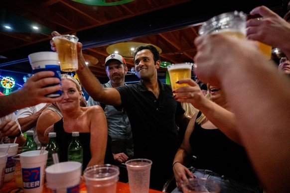 DES MOINES, IOWA - AUGUST 11: Republican presidential candidate businessman Vivek Ramaswamy participates in a toast with supporters at the Jalapeno Pete&#039;s bar at the Iowa State Fair on August 11, ...