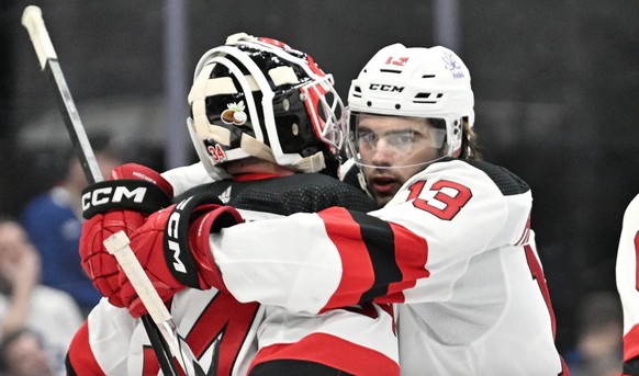 Nico Hischier dans les bras de Jake Allen