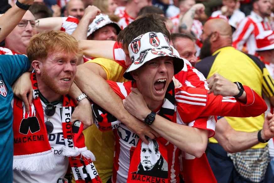Sunderland A.F.C. fans celebrate as Sunderland s Eliezer Mayenda scores to make the game level Sheffield United v Sunderland A.F.C, Football, Sky Bet Championship Play-Off Final, Wembley Stadium, Lond ...