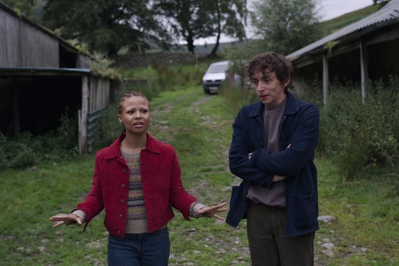 Pia et Davis retournent dans le patelin de ce dernier. Un vieux et terrible fait-divers les feront tourner un documentaire qu'ils comptent vendre à Streamberry (Netflix, quoi).