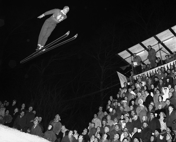 Der Skispringer Andreas Daescher in Aktion, aufgenommen im Jahr 1959 bei einem Nachtspringen am Uetliberg im Kanton Zuerich. (KEYSTONE/PHOTOPRESS-ARCHIV/Str)