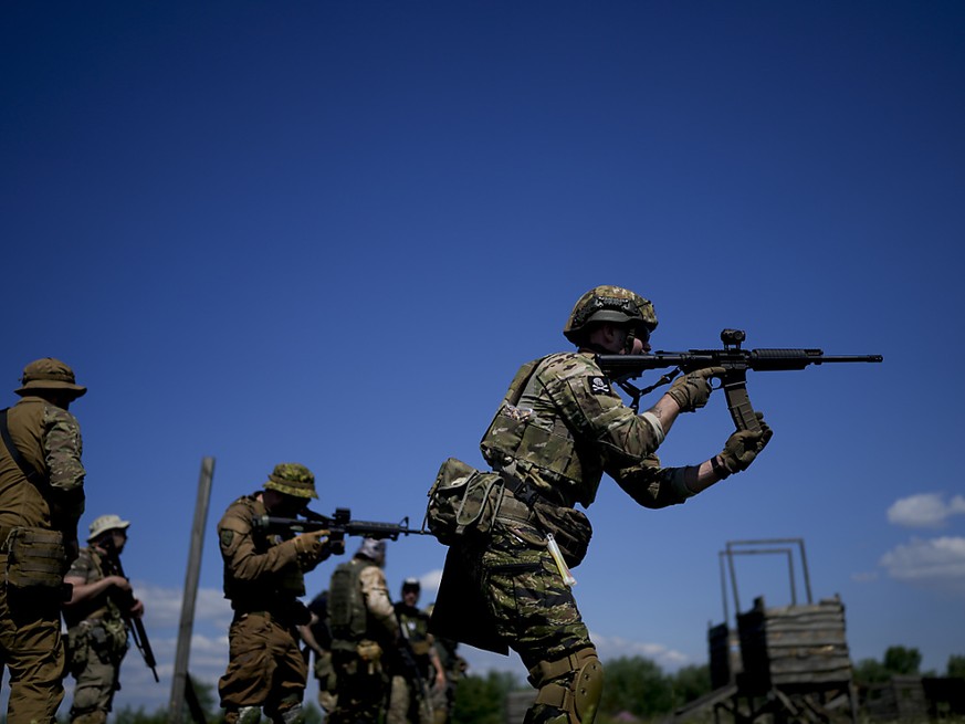 La lutte continue à Severodonetsk. Ici, des civils s&#039;entraînent au tir près de Kiev.