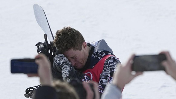 Shaun White, légende du snowboard, n'a plus rien contrôlé après sa quatrième place en half-pipe à Pékin.