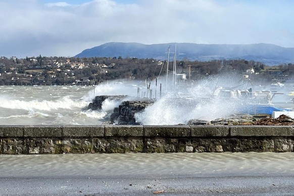 Le Léman à Genève lors d&#039;un épisode de bise le 26 février 2023.