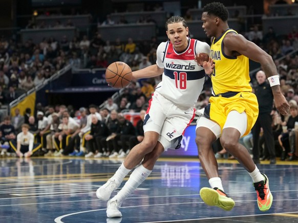 Kyshawn George (à gauche) et les Wizards ont subi la loi des Pacers vendredi