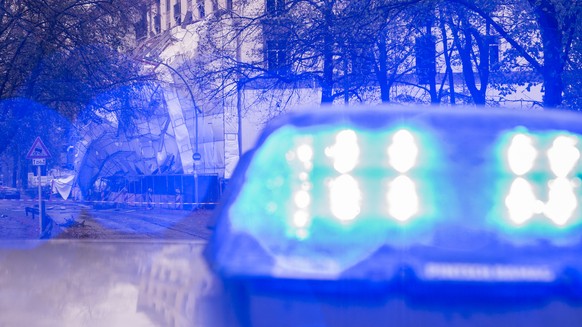 Ein durch das Sturmtief Herwart eingestürzte Baugerüst liegt am 29.10.2017 in Berlin am Schöneberger Ufer auf der Straße. Die Polizei sichert die Strasse. (KEYSTONE/DPA/Paul Zinken)
