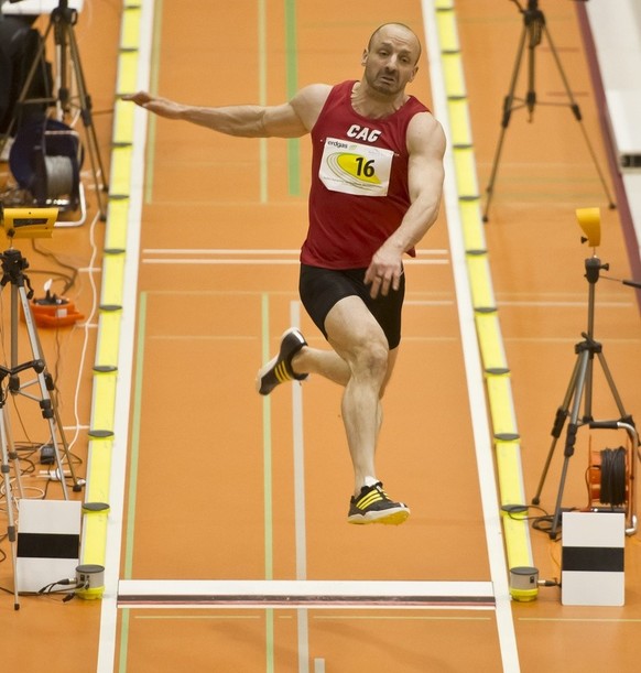 Julien Fivaz beim Weitsprung Wettbewerb an der Schweizermeisterschaft der Hallen Leichtathletik am Samstag, 19. Februar 2011, im Athletikzentrum in St. Gallen. (KEYSTONE/Ennio Leanza)..