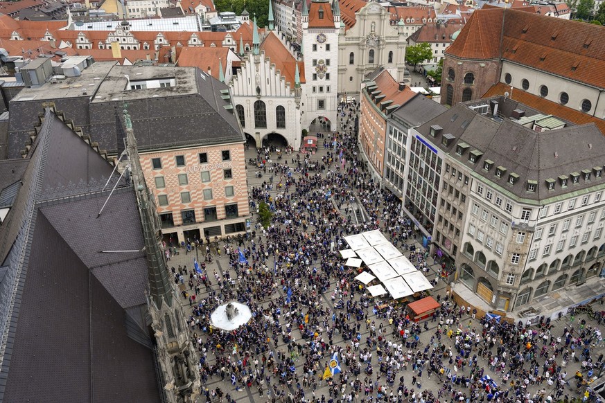 La Marienplatz noire de monde après l&#039;envahissement des Ecossais