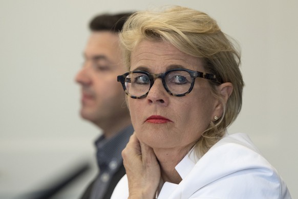 Michel Brand, Verwaltungsratsvizepraesident, links, und Ruth Wipfli-Steinegger, Verwaltungsratspraesidentin der Swiss Open Gstaad, von links, sprechen an einer Medienkonferenz, am Sonntag, 24. Juli 20 ...