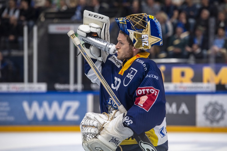 Torhueter Leonardo Genoni von Zug beim Eishockey Playoff-Halbfinalspiel, Spiel 3, der National League zwischen dem EV Zug und dem HC Davos am Dienstag, 12. April 2022 in Zug. (KEYSTONE/Urs Flueeler).