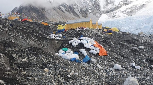 Des monceaux de déchets sur les pentes de l'Everest.