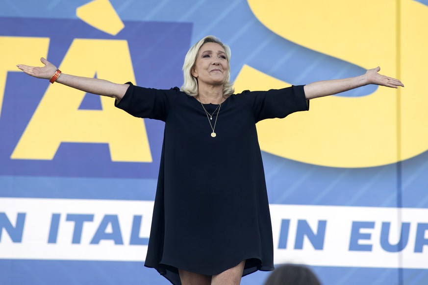 Marine Le Pen saluant une foule conquise, dimanche, lors d&#039;un meeting avec l&#039;extrême droite italienne.