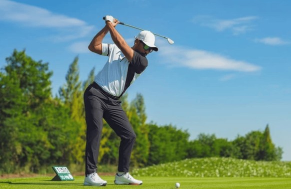 Des postures comme celles adoptées en golf peuvent également déclencher la myélopathie du surfeur.