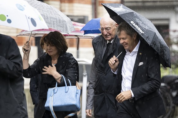 Alt Bundesraetin Doris Leuthard, alt Bundesrat Pascal Couchepin, und Praesident der GLP Juerg Grossen, von links nach rechts, kommen vor der Dreifaltigkeitskirche kurz vor die Trauerfeier fuer Vizekan ...