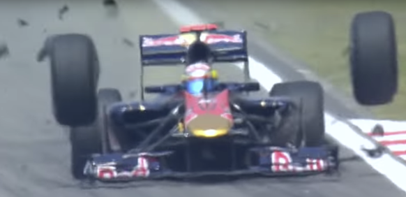 En 2010, la Red Bull (F1) de Sébastien Buemi perd ses deux roues avant en pleine ligne droite.