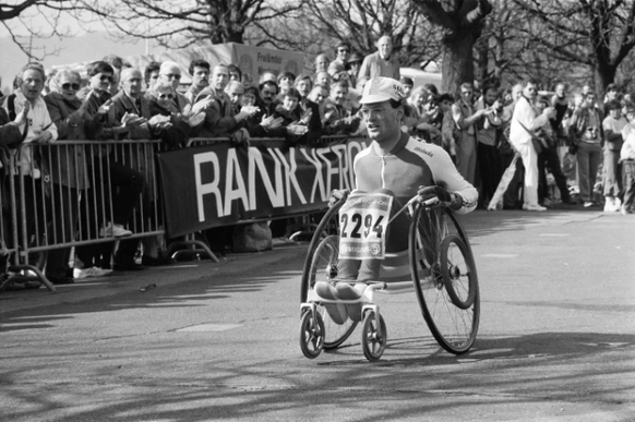 Le 15 avril 1984, Heinz Frei participe à son premier marathon de Zurich. Son fauteuil n'a pas grand chose à voir avec le matériel actuel.