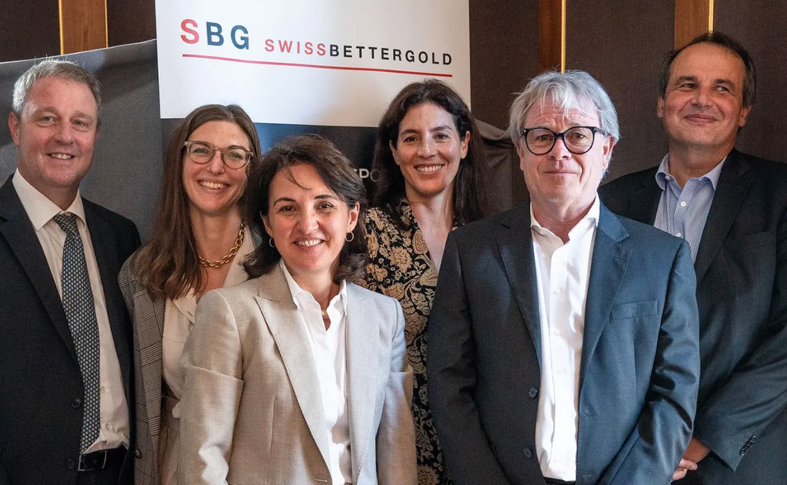 Image médiatique officielle de la Swiss Better Gold Association, septembre 2021 (de gauche à droite) : Serge Steininger, directeur financier de Chopard ; Pauline Evequoz, responsable du développement  ...