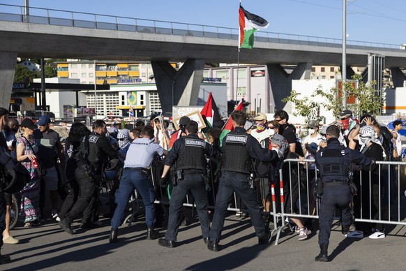 Des agents de la police et de la gendarmerie bloquent des manifestants pro-palestinien qui participent a un rassemblement contre le match de basketball U19 FIBA World Cup qui oppose la Suisse et Israe ...
