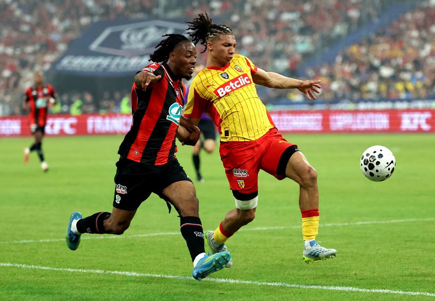 epa12985250 Ismaelo Ganiou (R) of Lens in action against Elye Wahi of OGC Nice during the French Cup final between RC Lens and OGC Nice in Saint-Denis, France 22 May 2026. EPA/MOHAMMED BADRA