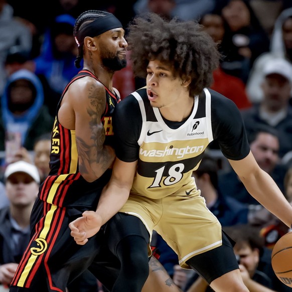 Kyshawn George (à droite) et les Wizards ont été lourdement battus à Atlanta mardi