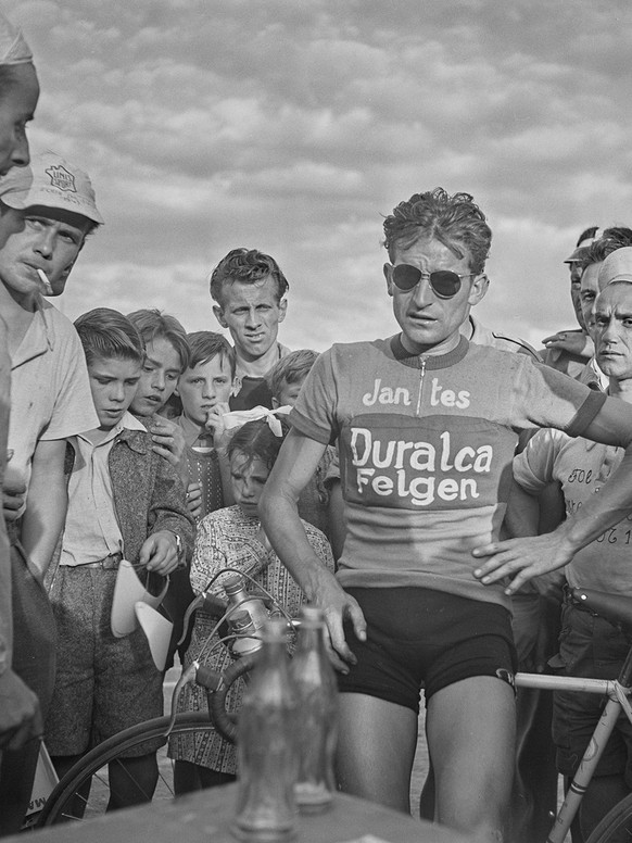 André Brulé après avoir franchi la ligne d&#039;arrivée à la fin de l&#039;étape de 350 kilomètres, le 2 août 1949.
https://sammlung.nationalmuseum.ch/de/list/collection?searchText=brul%25C3%25A9&amp; ...