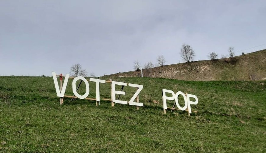 affiche du PLR transformée en «Votez POP»