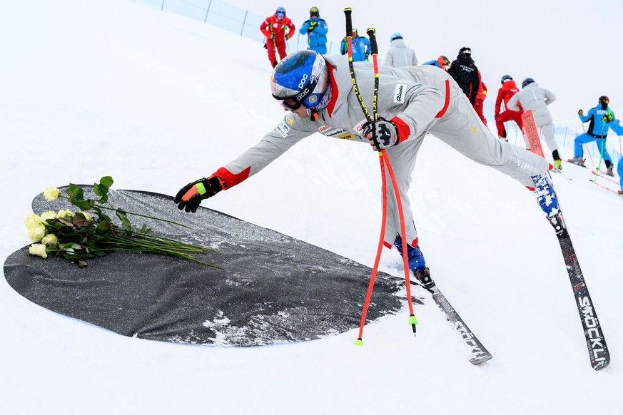 Marco Odermatt et d'autres skieurs ont déposé des fleurs en hommage aux victimes de l'incendie lors de la reconnaissance de la descente de Crans-Montana.