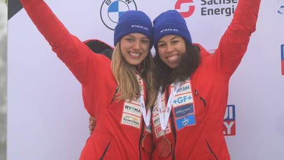 Melanie Hasler (à droite) et Nadja Pasternack fêtent leur médaille aux Championnats européens.