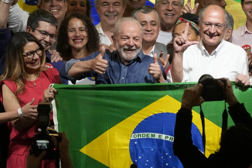 Lula (au centre), son épouse Rosangela Silva (à gauche) et son colistier Geraldo Alckmin (à droite).