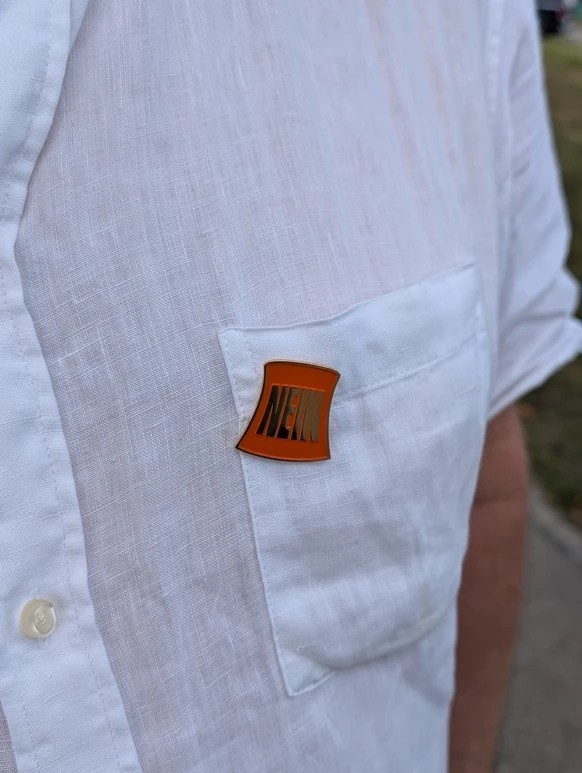 Un badge pour résumer le même programme politique depuis des décennies.