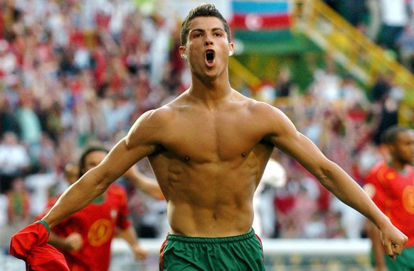 JAHRESRUECKBLICK 2004 - SPORT EURO - CRISTIANO RONALDO ENTZUECKT UEBER SEIN TOR IM HALBFINAL: Portuguese player Cristiano Ronaldo celebrates after scoring the 1-0 lead during the Euro 2004 semi final  ...