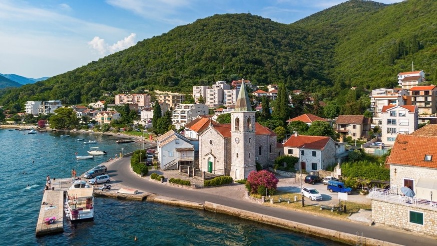 Luftaufnahmen Blick auf die orthodoxe Kirche von Donja Lastva in Tivat in der Bucht von Kotor