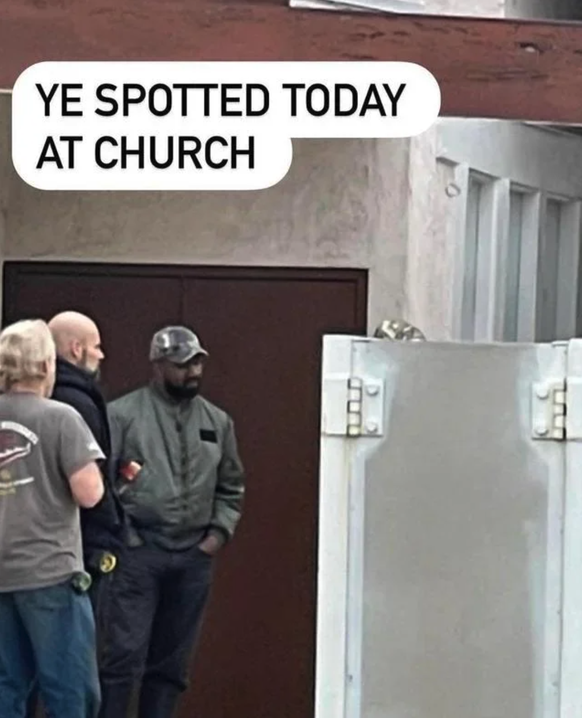 En français: «Ye a été vu à l&#039;église aujourd’hui». Mais de quand date la photo?