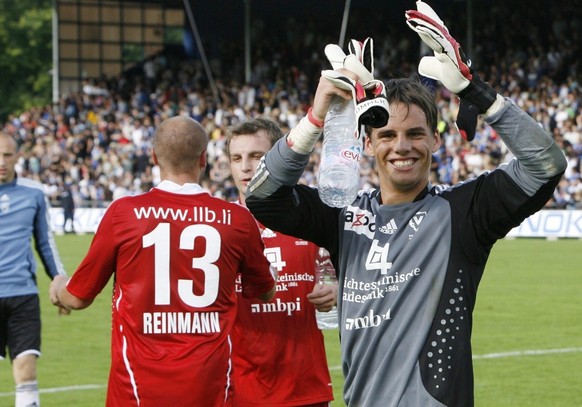 Die Spieler des FC Vaduz mit Torhueter Yann Sommer, vorne, feiern den Sieg nach dem Fussball Super League Meisterschaftsspiel zwischen dem FC Luzern und dem FC Vaduz, am Sonntag, 20. Juli 2008 auf der ...