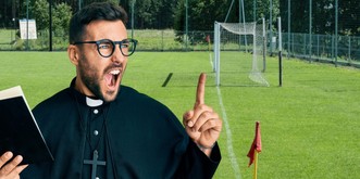 Ce «prêtre» violent a complètement craqué sur le terrain  