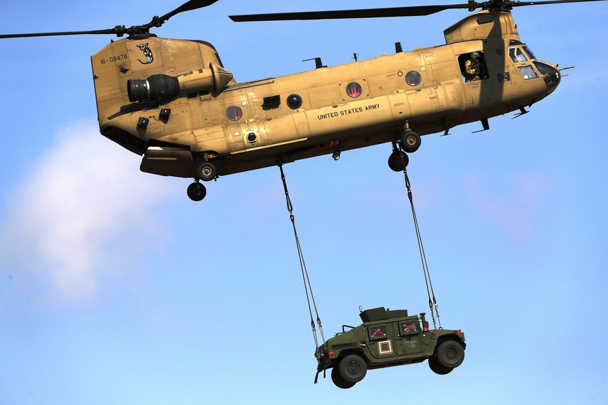 epa10098989 A CH-47 Chinook helicopter belonging to the 101st American Airborne Division prepares to deliver a Humvee vehicle during a demonstrative exercise that was held at Mihail Kogalniceanu NATO  ...