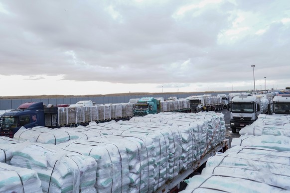 KEYPIX - epa12448003 Humanitarian aid trucks are lined up before proceeding towards the Rafah border crossing, between Egypt and the Gaza Strip, in Rafah, North Sinai, Egypt, 12 October 2025. An incre ...