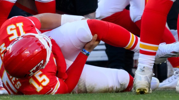 Patrick Mahomes se tient le genou gauche après avoir subi une déchirure du ligament antérieur