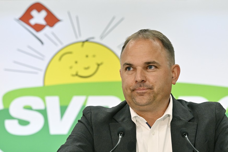 Parteipraesident Marcel Dettling an der Delegiertenversammlung der SVP Schweiz in der Sporthalle Schachen in Aarau am Samstag, 12. Oktober 2024. KEYSTONE/Walter Bieri )