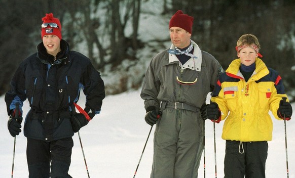 Prince Charles (m) with his sons Harry (r) and William (l) at the official photo session of the Royals during their ski holidays in Klosters on Friday, January 2, 1998. (KEYSTONE/Arno Balzarini)