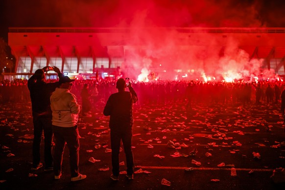 Des supporters fetent la victoire de leur equipe apres le septieme et dernier match de la finale des play-off du Championnat de Suisse de hockey sur glace de National league entre le Geneve-Servette H ...