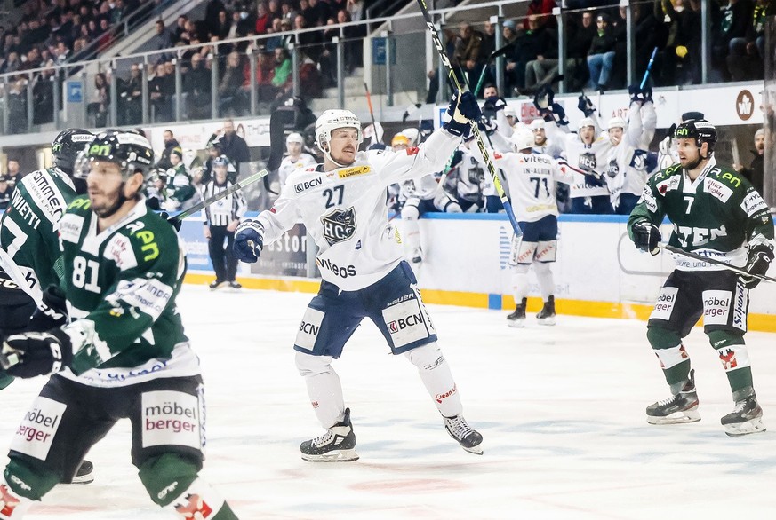 La Chaux-de-Fonds Devin Muller, Mitte, jubelt nach seinem Tor zum 2:1 im 5. Spiel des Eishockey Playoff-Halbfinales der Swiss League zwischen dem EHC Olten und HC La Chaux-de-Fonds, am Dienstag, 5. Ap ...