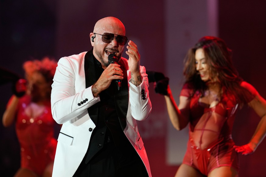 Ο Pitbull παίζει μεταξύ των αγώνων του Παγκοσμίου Κυπέλλου, σε ένα δημόσιο πάρτι παρακολούθησης στο Bayfront Park στο κέντρο του Μαϊάμι, Σάββατο, 13 Ιουνίου 2026. (AP Photo/Rebecca Blackwell) Pitbull