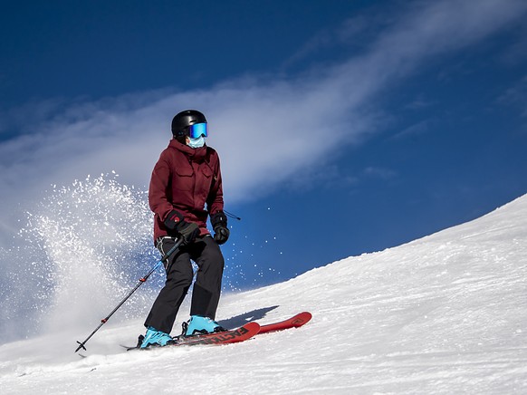 La station de ski de La Clusaz, en Haute-Savoie (F), va ouvrir gratuitement une partie de son domaine skiable dimanche et lundi � 2000 skieurs. Selon la direction des remont�es m�caniques, les conditi ...