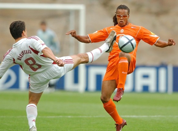 Den nederlandske midtbanespilleren Edgar Davids (R) sliter om ballen med latviske Imants Bleidelis (L) i gruppe D-kampen mellom Latvia og Nederland under fotball-EM på Braga ...