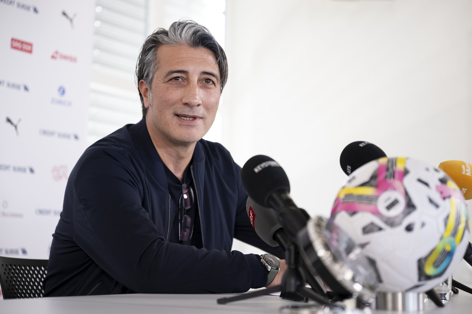 Murat Yakin, Cheftrainer der Schweizer Fussball Nationalmannschaft, spricht waehrend einer Medienkonferenz zur Kaderbekanntgabe des Maenner-Nationalteams fuer die Laenderspiele gegen Daenemark und Irl ...