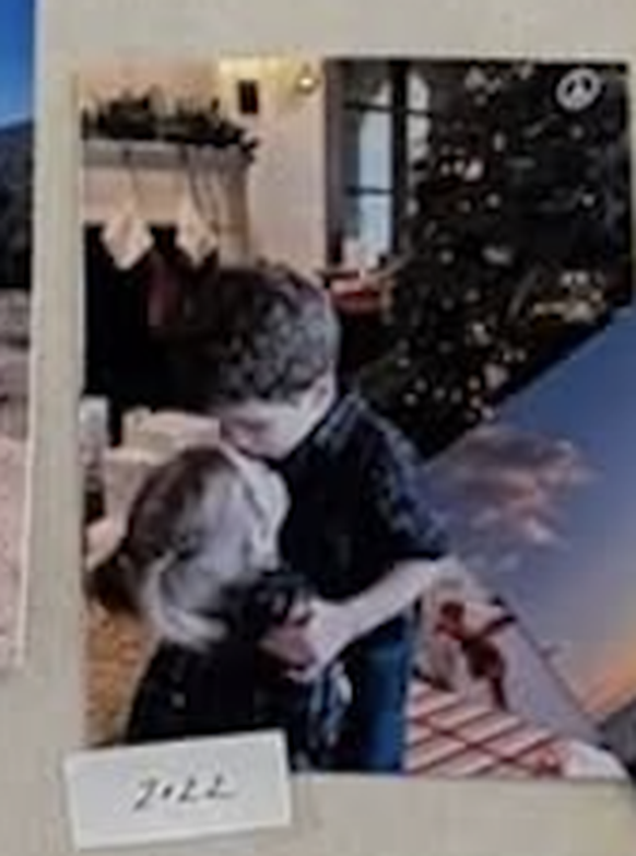 Archie et Lilibet, devant le sapin de Noël.