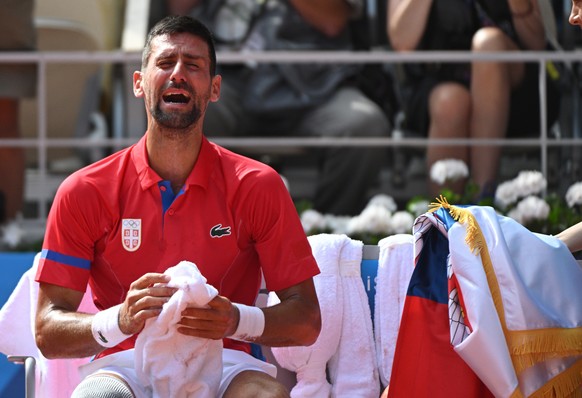 epa11525306 Novak Djokovic of Serbia celebrates winning the Men Singles gold medal match against Carlos Alcaraz of Spain, of the Tennis competitions in the Paris 2024 Olympic Games, at the Roland Garr ...